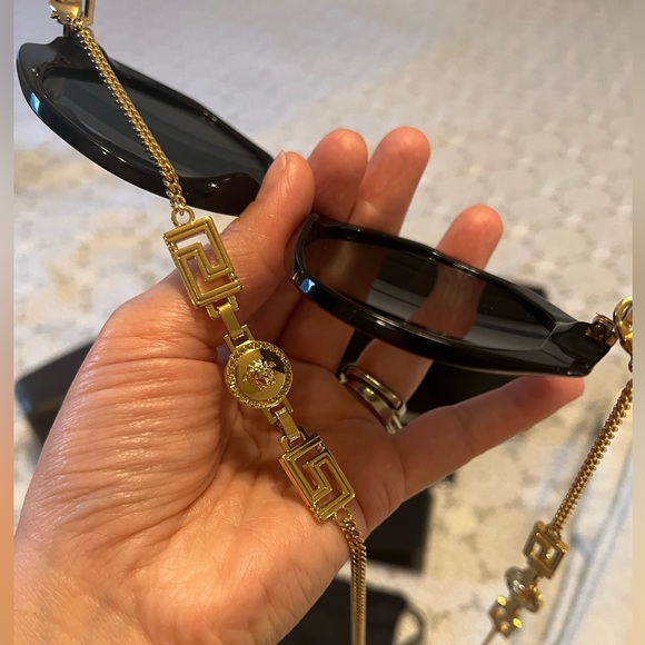 💥VERSACE VE 4395 GEOMETRICAL BLACK SUNGLASSES WITH LOGO CHAIN💥 💯% AUTHENTIC‼️ - Picture 3 of 8